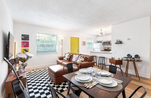 Sailboat Bend House | Musicians Lounge - 2 BR with parking asssigned