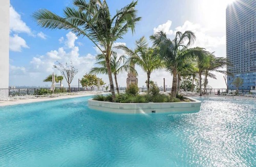 Flagami Apartment | MVR Ultra-High Floor Retreat with Balcony