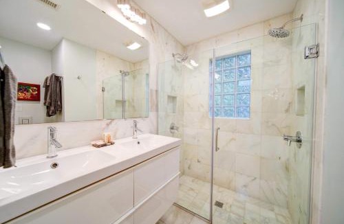 Cherry House | Myers Park Gem Great location