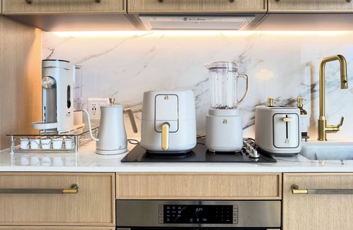 Wynwood Art District Apartment | N835 - Artistic Studio Retreat with Balcony in Wynwood