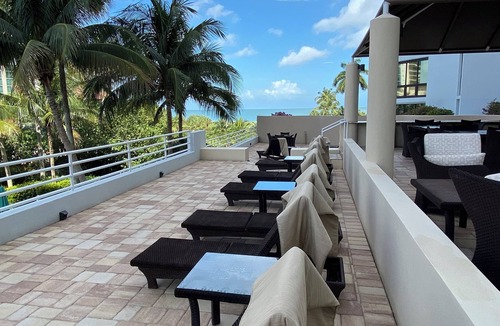 Park Shore Condo | Naples Gulf Front Penthouse/270 ° & Bay Views/PVT Beach Access/Massive Lanai