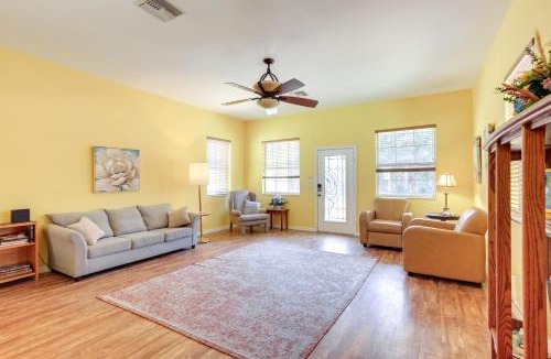 Williston House | Nature Coast Farmhouse with Screened-In Porch!