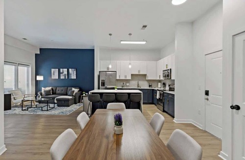 Cherry Apartment | Near CPCC & light Rail | Pool, Gym, W/D & Parking