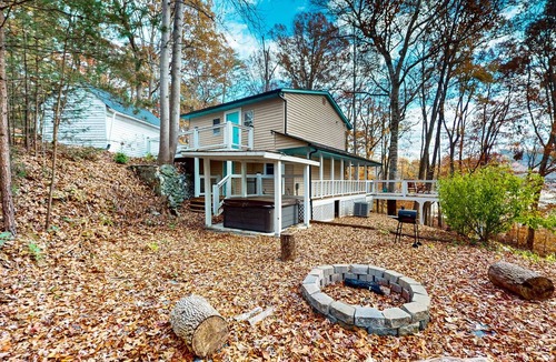 Dandridge Cabin | Near Downtown Dandridge Lakefront Escape・Pet OK!