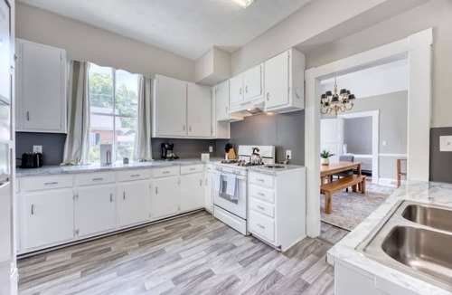 Columbus House | Near Parks Downtown & Riverwalk: Midtown Muse Sleeps 14