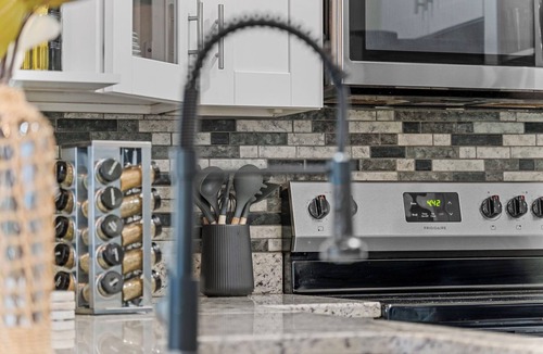 Old Seminole Heights House | Near USF, Ybor City, Busch Gardens/RayJ Std + Backyard & Games, Slps 8!