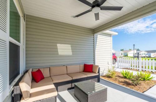 Okahumpka House | New 2-2 Patio Villa with Golf Cart