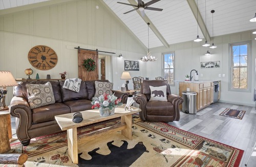Sevierville Villa | New 2bd Villa with Stunning views of Wears Valley