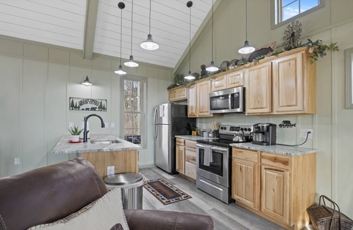 Sevierville Villa | New 2bd Villa with Stunning views of Wears Valley