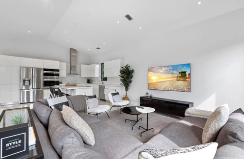 Fontainebleau Villa | New 5BR Villa with Pool and Jacuzzi sleeps 10