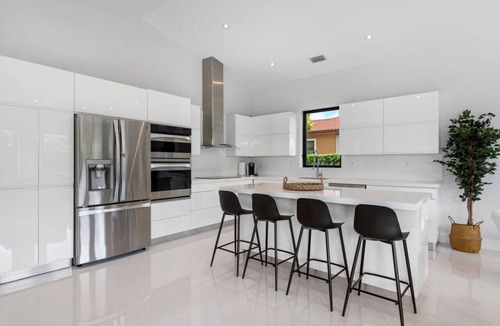 Fontainebleau Villa | New 5BR Villa with Pool and Jacuzzi sleeps 10