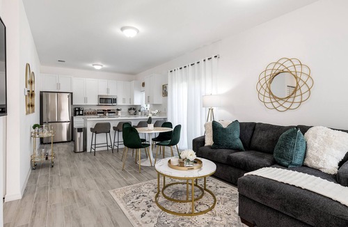 Middle River Terrace House | New 6BD/4BA home close to FLL Beach- Las Olas Blvd