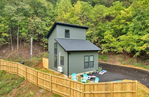 Bristol House | *NEW* Bristol’s Mountain Side Oasis