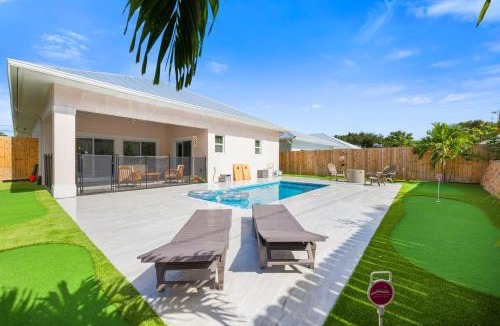 Jensen Beach House | New Build- Mini Golf Course-Heated Saltwater Pool-Game Room