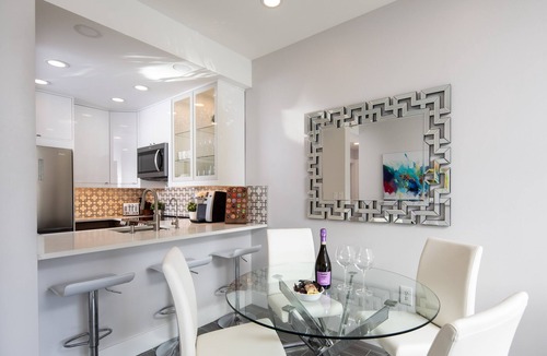 Central Naples Condo | NEW Condo 2 Bed 2 Bath Pool 6 min to Beaches Downtown Restaurants Shopping