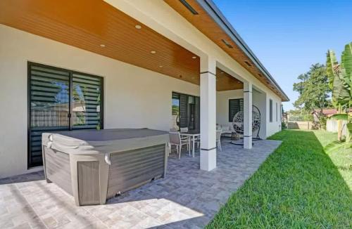 Sunset House | New Construction Villa HotTub Heated Pool Gameroom