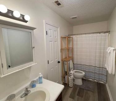 Commerce Apartment | NEW King Beds 86 inch RokuTV and Massage at the Comfort Haven