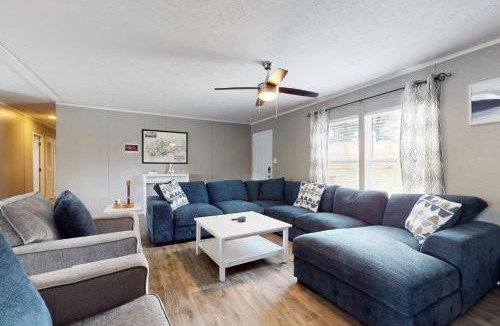 Caryville House | New Lake Home Sleeps 14 Private Dock Deck Grill