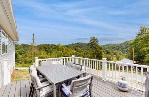 Caryville House | New Lake Home Sleeps 14 Private Dock Deck Grill