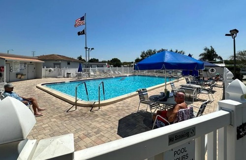 Clearwater House | NEW LISTING-HOME/POOLS/SHUFFLE BOARD/GYM/BOCCE BALL/HORSESHOE PITS/NEAR BEACH
