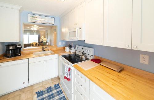 Beachwalk House | NEW LISTING Ocean Front 1 Bedroom - New Decks and Pool Access