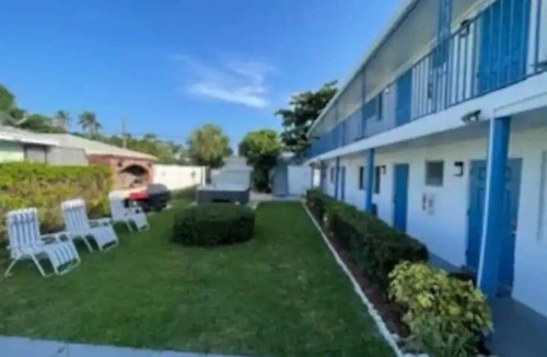 Palm Beach Shores Condo | New Listing: Steps-Beach, Snorkeling, Grill, Pet Friendly, Beach Gear!
