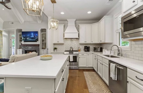 Eatonton House | New Luxury Lakefront Home! Hot tub, Boat and Swim Dock