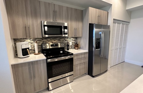 Iona Condo | NEW Majestic Palms Condo 2/2 Penthouse, 4 miles to FMBeach, Heated Pool, Hot tub