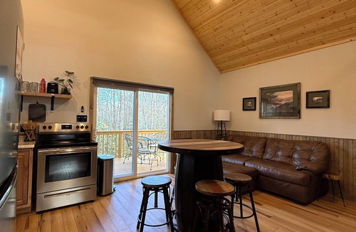 Rocky Grove Cabin | NEW Modern Cabin, King Bed, Fire Pit, Full Kitchen