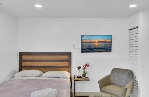 Royal Poinciana House | New & Modern W 2 Beds Mins To Beach & Casino #21b