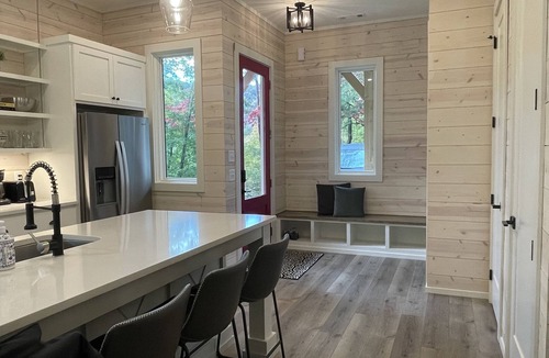 Clayton Cabin | New Mountainside Retreat, 3/3 en-suite with EV fast chg mins to downtown Clayton