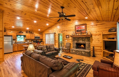 Helen Cabin | New! Mtn Laurel 6/5! Pool Table & Close to Helen!