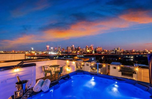 Katie Hill Neighborhood House | NEW Nash Eras - Rooftop Decks with Hot Tub - 15 Beds