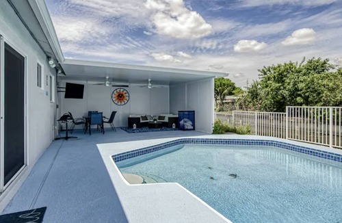 Margate Villa | NEW! Paradise on the River Pool+King Bed-Waterfront