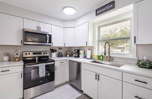 North Trail House | NEW Remodeled Pool Home w/Mini Golf By Downtown