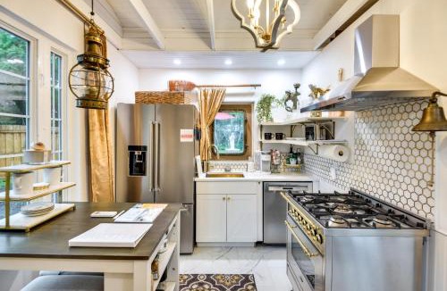 New Smyrna Beach House | New Smyrna Beach Cottage about 1 Mi to Downtown!