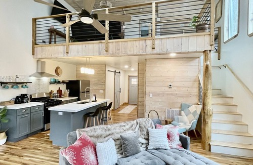 Waynesville Cabin | New Stunning Mountain Retreat with hot tub close to many exciting attractions !