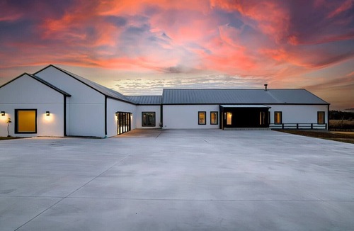 Clermont House | New! Sunset Acres ~ Ideal for all Occasions!