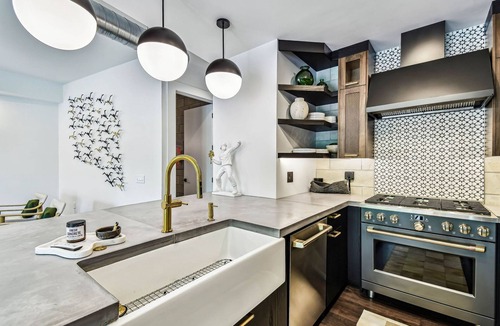 Hyde Park Apartment | NEW The Strata Barn - Luxury Hyde Park Townhome