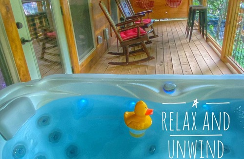 Sevierville Cabin | NEW TINY CABIN, PEACEFUL, W/FP, HOTTUB, K/BED, CLOSE TO DOLLYWOOD/PIGEON FORGE