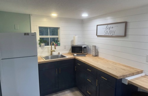 Fish Hawk House | NEW TO VRBO - Modern Farmhouse Studio - Queen Bed - 1 Acre