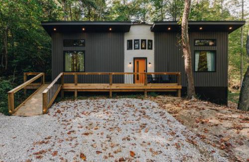Saint Helens House | New Unique Silo with Hot Tub & King Beds Sleeps 6