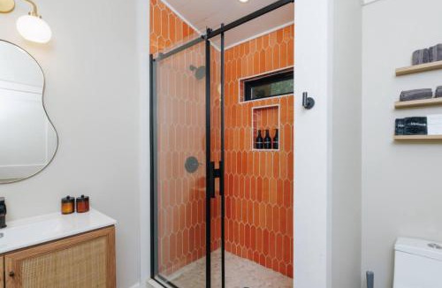 Saint Helens House | New Unique Silo with Hot Tub & King Beds Sleeps 6