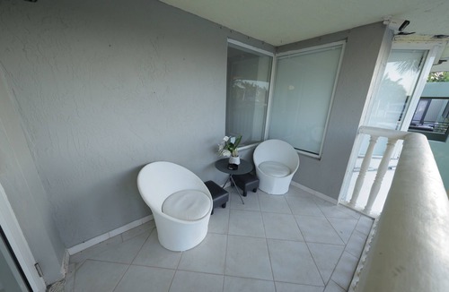 Seybold Apartment | New! Upscale Modern waterfront apartment 3BR 3BA Pet Friendly! Sleep 7