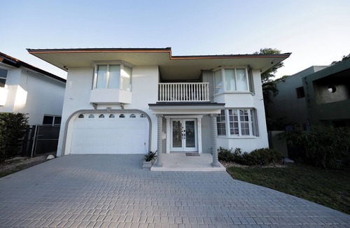 Seybold Apartment | New! Upscale Modern waterfront apartment 3BR 3BA Pet Friendly! Sleep 7