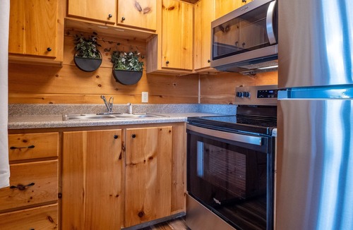 West Jefferson Cabin | New! Walk to Downtown | Mountain Views | Sleeps 13