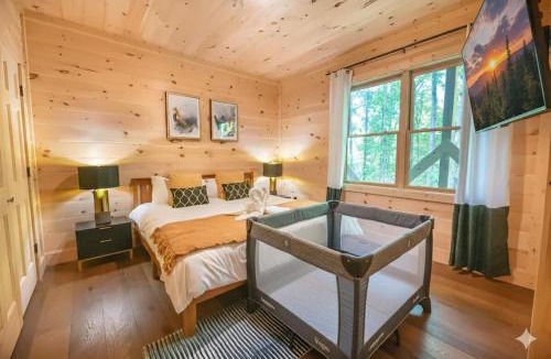 Smoky Mountains House | Newly-Built Secluded Cabin with Firepit and Hot tub