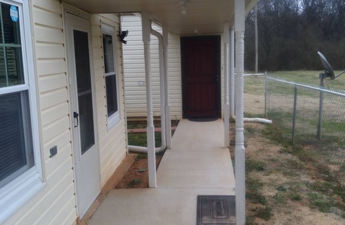 Muscle Shoals Apartment | Newly built upstairs Garage Apartment 900 sq.ft. sleeps 8; washer/dryer.