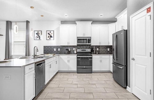 Davenport House | Newly Furnished 9BR Villa/Steps from Clubhouse