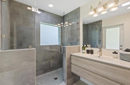 Royal Poinciana House | Newly Remodeled House in Miami - 3BR House with Private Yard - 5 Min ride to Hollywood Beach